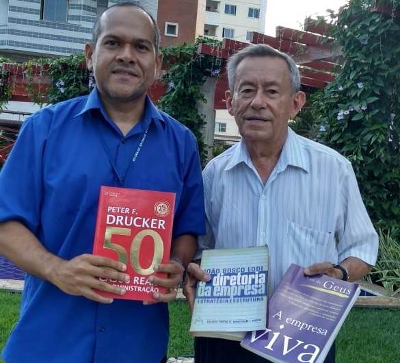 Administrador faz doação de centenas de livros ao CRA-CE